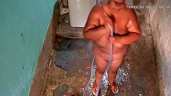 camera escondida grava madrasta tomando banho e exibindo no quintal