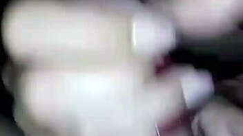 MI MUCAMA LIMPIA LA CASA Y ME ENCUENTRA VIENDO PORNO Y DECIDE ACOMPANARME Y HACERME RICA PAJA