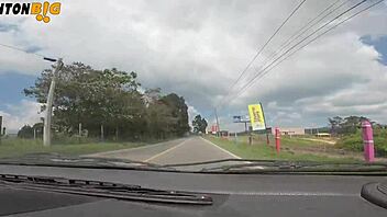 follandome a una chica pequeña y sexy en un carro en movimiento