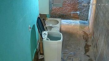 camera escondida grava madrasta tomando banho e exibindo no quintal