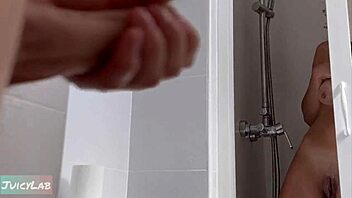 Me Pegou Batendo Punheta Enquanto Ela Toma Banho, Lambe e Fode a Buceta Carnuda Dela