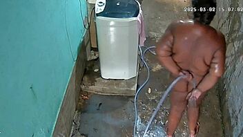 camera escondida grava madrasta tomando banho e exibindo no quintal