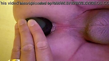 un amateur se fait sodomiser avec un plug anal.