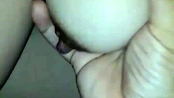 Hushjelpen min rengjør huset og finner meg seende porno og bestemmer seg for å bli med og gi meg en fet håndjob.