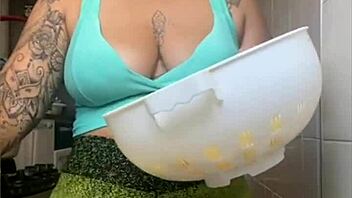 Usa Exhibitionist Flashes Pussy In Tight Shorts!