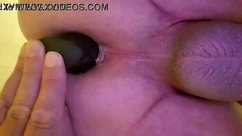 un amateur se fait sodomiser avec un plug anal.