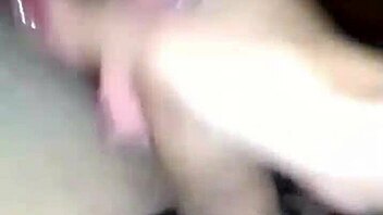 MI MUCAMA LIMPIA LA CASA Y ME ENCUENTRA VIENDO PORNO Y DECIDE ACOMPANARME Y HACERME RICA PAJA