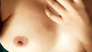 فضيحة رحاب الشرموطة البواب جابلها زبونين من كافيتريا العزيزية عاوزة امص زبر صاحبك و انت بتنيكنى اوسخ سكس عربى