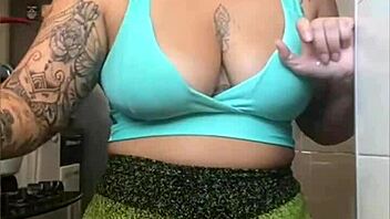 Usa Exhibitionist Flashes Pussy In Tight Shorts!