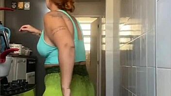 Usa Exhibitionist Flashes Pussy In Tight Shorts!