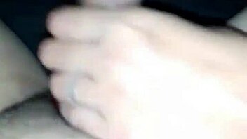 MI MUCAMA LIMPIA LA CASA Y ME ENCUENTRA VIENDO PORNO Y DECIDE ACOMPANARME Y HACERME RICA PAJA