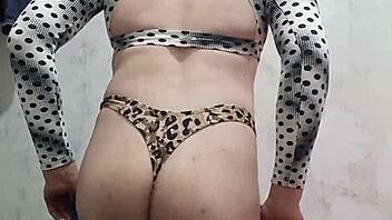 rebolando de shortinho socado sexy