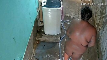 camera escondida grava madrasta tomando banho e exibindo no quintal