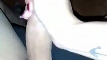 MI MUCAMA LIMPIA LA CASA Y ME ENCUENTRA VIENDO PORNO Y DECIDE ACOMPANARME Y HACERME RICA PAJA