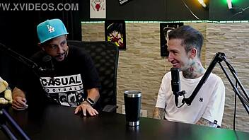 Married for years, would you give up your ass for R$500? They brought a girl home for a wild threesome! 😲