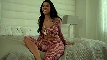 Hot Babes Queenie Sateen 18+ And Jane Wilde In Sensual Scissor Session