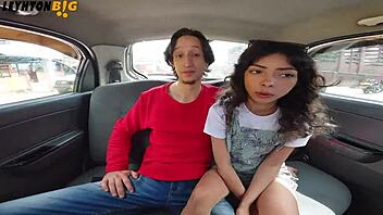 follandome a una chica pequeña y sexy en un carro en movimiento