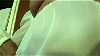 Freche Oma reizt in durchsichtigem Top und Slip