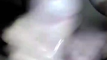 MI MUCAMA LIMPIA LA CASA Y ME ENCUENTRA VIENDO PORNO Y DECIDE ACOMPANARME Y HACERME RICA PAJA