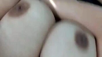 Baš želim dečka da se igra mojim ogromnim prirodnim sisama cele dane