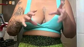 Usa Exhibitionist Flashes Pussy In Tight Shorts!