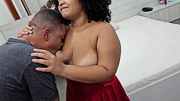 A novinha chorou na pica do dotado e ganhou muito leite na boca