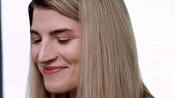 sam frost helps teen reach squirting orgasm 😍