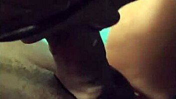 فضيحة رحاب الشرموطة البواب جابلها زبونين من كافيتريا العزيزية عاوزة امص زبر صاحبك و انت بتنيكنى اوسخ سكس عربى