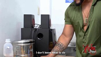 Masajista falso provoca orgasmos a una cliente con culo y tetas enormes