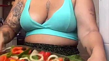 Usa Exhibitionist Flashes Pussy In Tight Shorts!