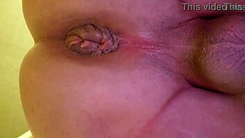 un amateur se fait sodomiser avec un plug anal.