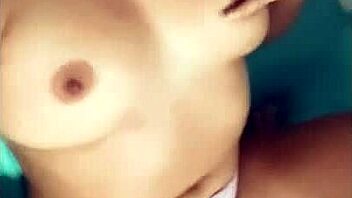 فضيحة رحاب الشرموطة البواب جابلها زبونين من كافيتريا العزيزية عاوزة امص زبر صاحبك و انت بتنيكنى اوسخ سكس عربى