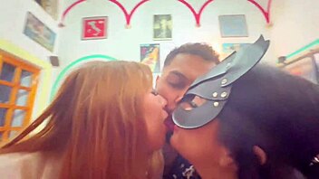 lesbianas seducidas por hombre mañoso en bar