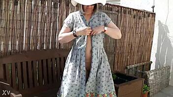 Csintalan lány vetkőzik meztelenre a kertben