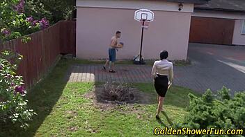 goldenshower babe sucking in hardcore session