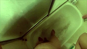 Nerwowa i podniecona w pierwszym prysznicowym POV z 18+