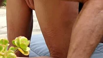 熟女业余花园激情做爱情感超深