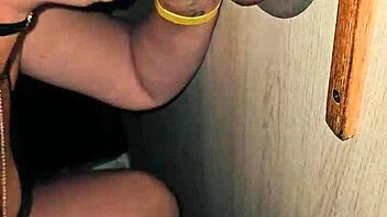 Chupei um dotado no glory hole na casa de swing e ele gozou na minha boca?