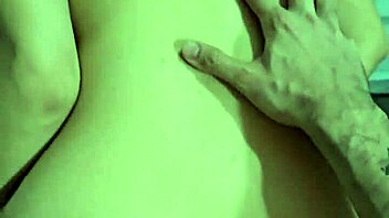 Jcsex69 Prima Pide Desesperadamente Que Se La Meta En Cuatro Patas Y Que Le Llene La Cola De Semen