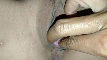 สาวบริสุทธิ์เงี่ยนหีเอาควยมายัดเข้าไปในรูแตดจนน้ำแตก