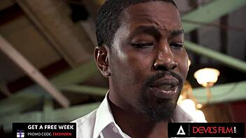 पेटाइट लेस्बियन चूत पाउंडिंग चाहती