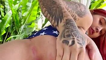 Lepa Latinka kaže joške in odpira rit na javnem!