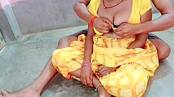 Desi bhabhi gives pussy licking to devar bangali.