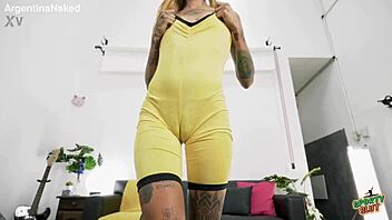 Huge Cameltoe On Skinny Tattooed Babe At Gym!