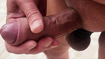 branlette avec plusieurs anneaux autour des couilles