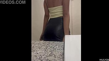 en publico no es mejor, fingering under miniskirt