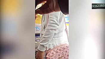 Tenía ganas de tomar algo y me dejaron plantada pero un desconocido me convence y me propone coger en su habitación a cambio de comprarme un trago