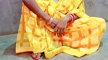 Desi bhabhi gives pussy licking to devar bangali.