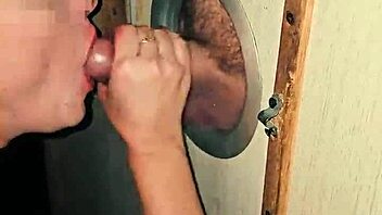 Chupei um dotado no glory hole na casa de swing e ele gozou na minha boca?