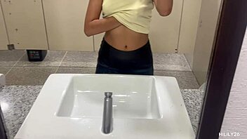 en publico no es mejor, fingering under miniskirt